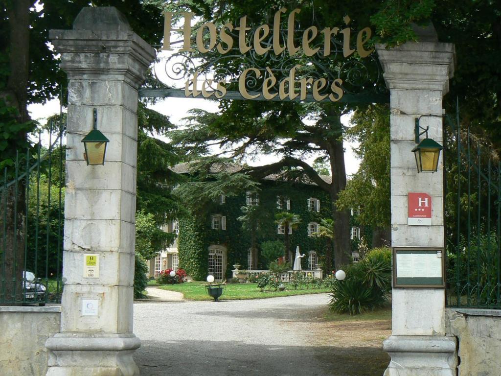 Hostellerie Des Cedres Villeneuve-de-Riviere Exterior photo