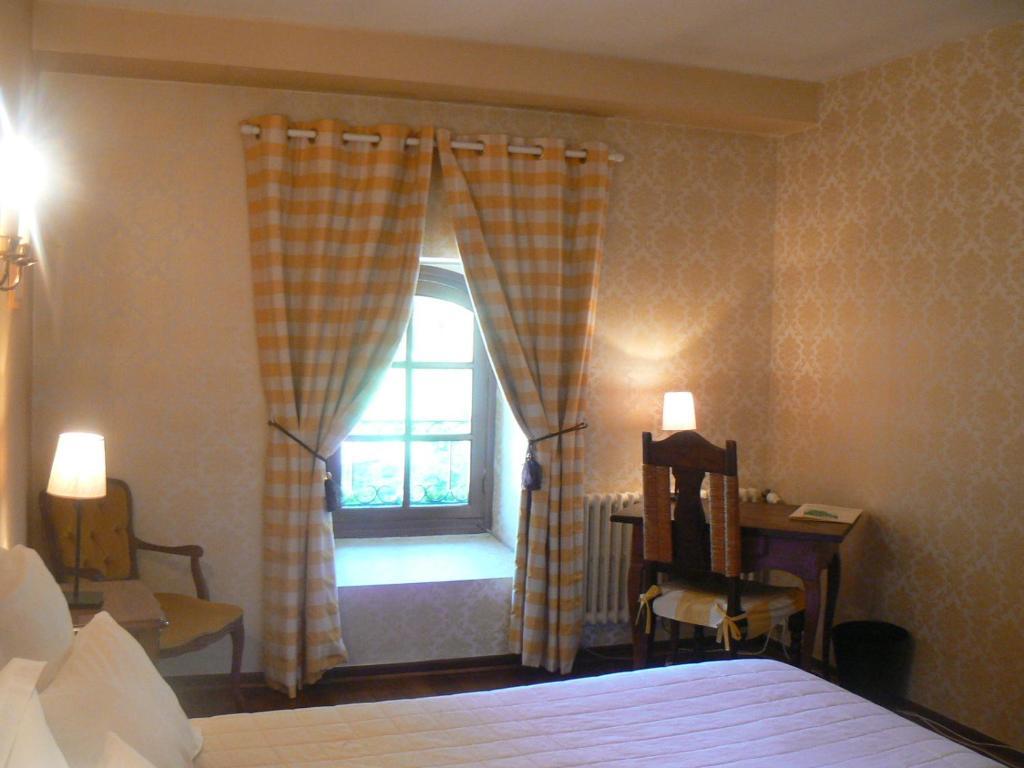 Hostellerie Des Cedres Villeneuve-de-Riviere Room photo