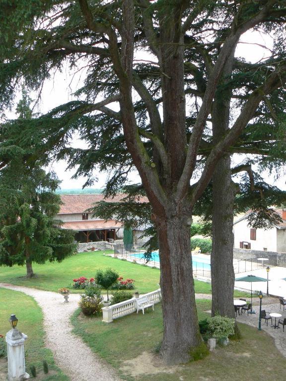 Hostellerie Des Cedres Villeneuve-de-Riviere Exterior photo