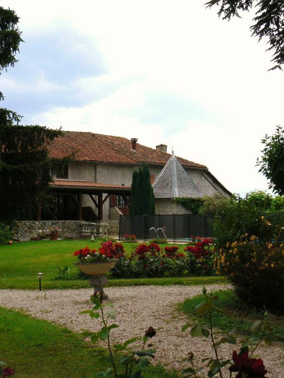 Hostellerie Des Cedres Villeneuve-de-Riviere Exterior photo